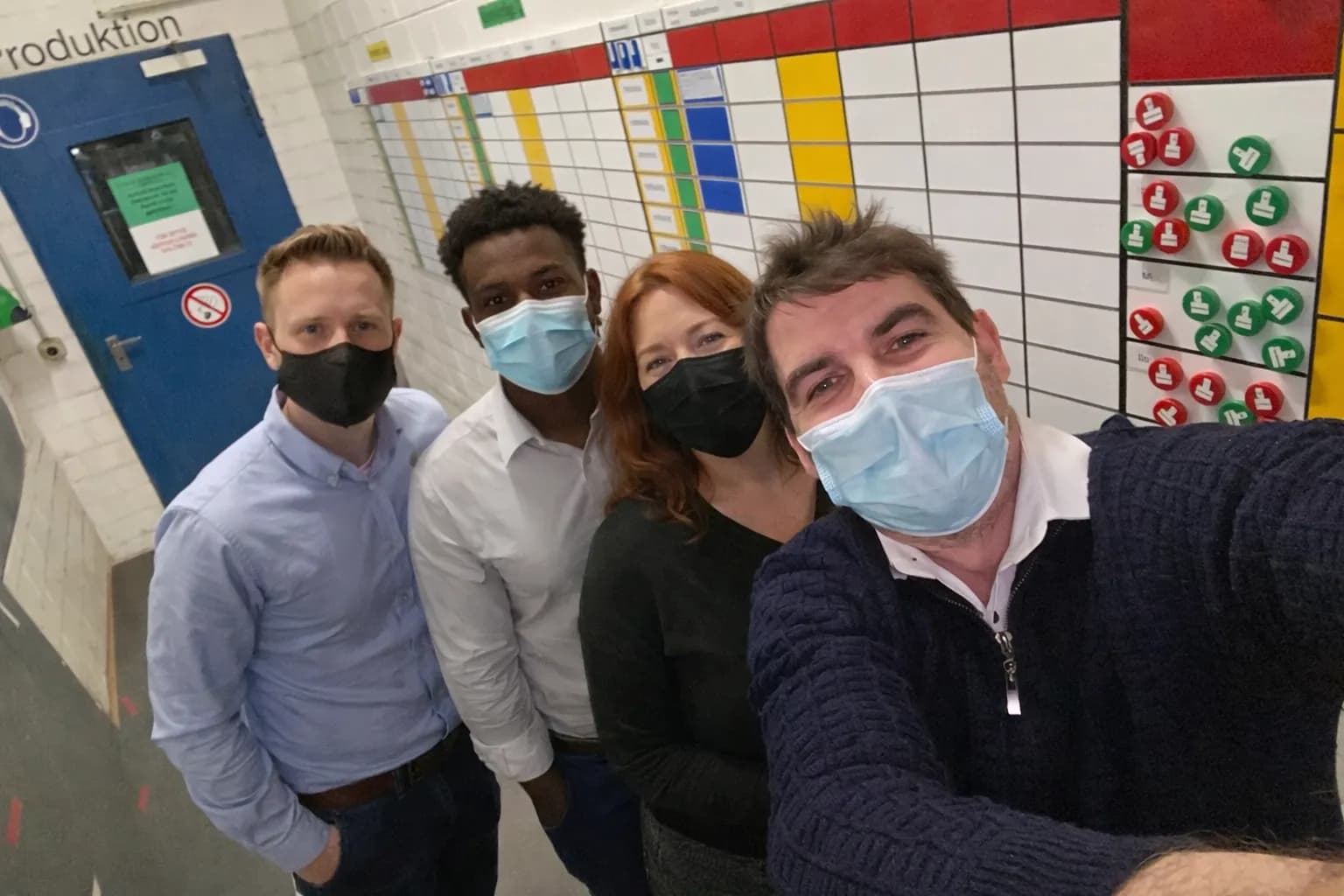 Team arbeitet vor Ort an einem Shopfloor-Board zur operativen Verbesserung.